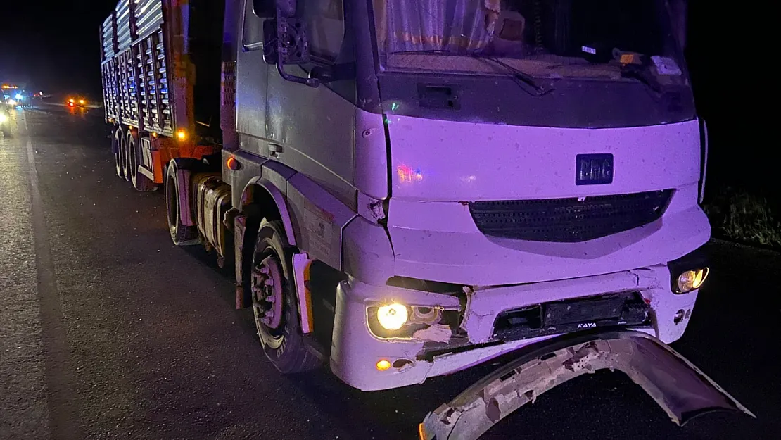 Tır, Otomobile Çarptı: 4 Yaralı