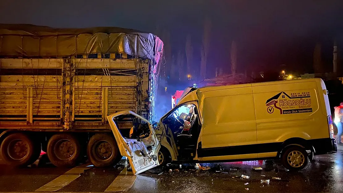 Tıra arkadan çarpan ve hurdaya dönen kamyonette 3 kişi yaralandı