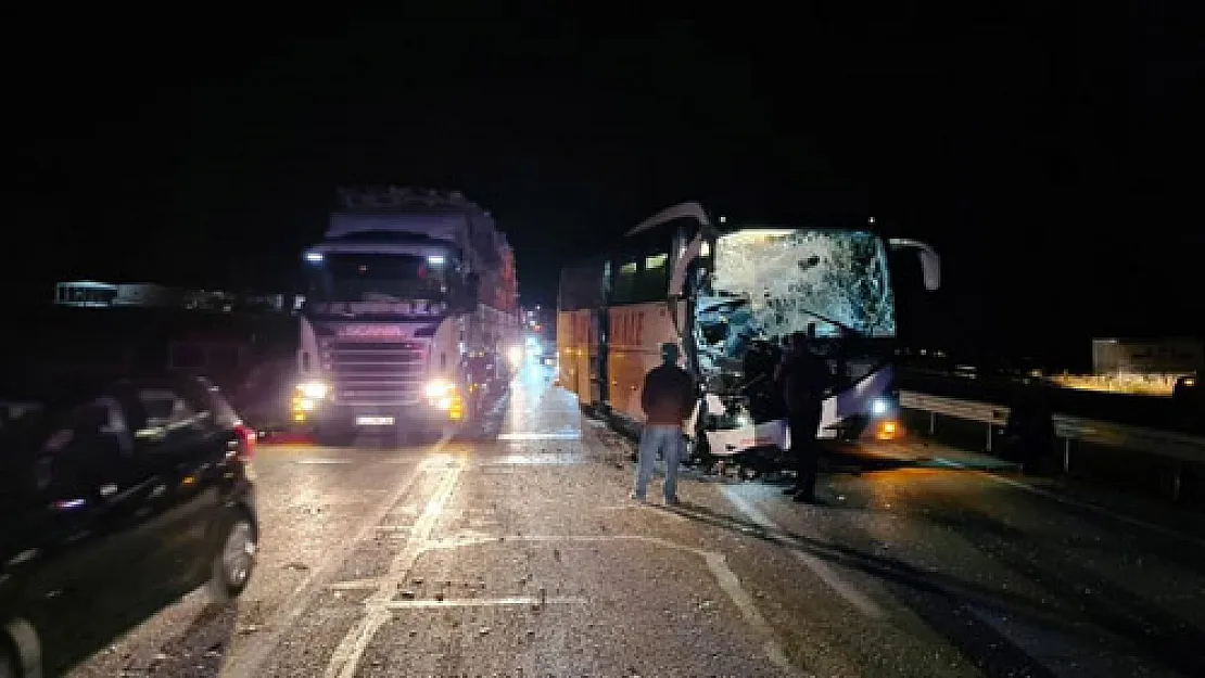 Tıra çarpan otobüsteki  7 yolcu yaralandı