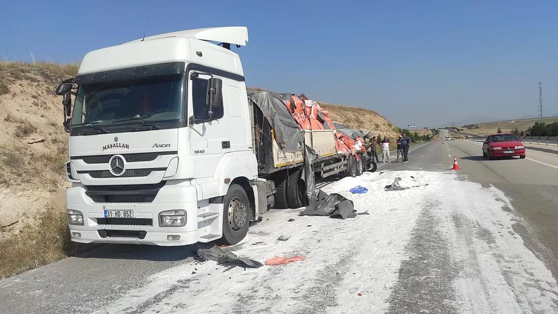 Tıra otobüs ve kamyon çarptı: 2 ölü, 5 yaralı