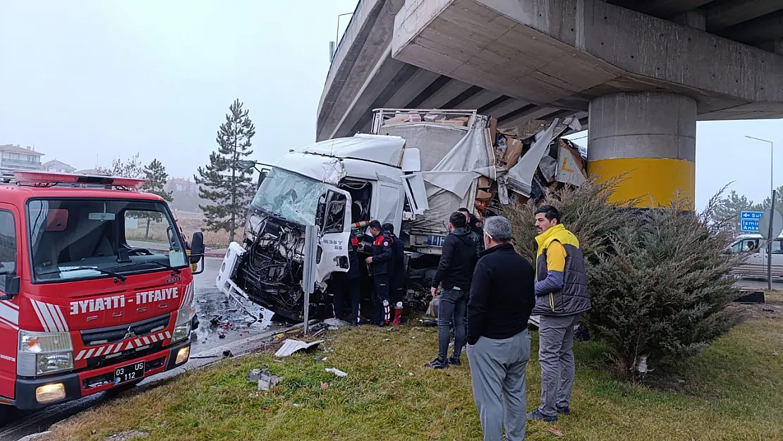 Tırın Köprü Kolonuna Ve Otomobile Çarptığı Kazada Facianın Eşiğinden Dönüldü