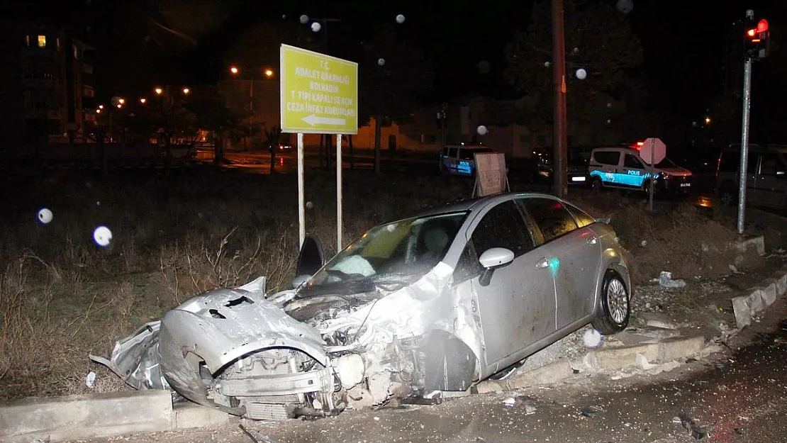 Tırla çarpışıp hurdaya dönen otomobilde 2 kişi yaralandı