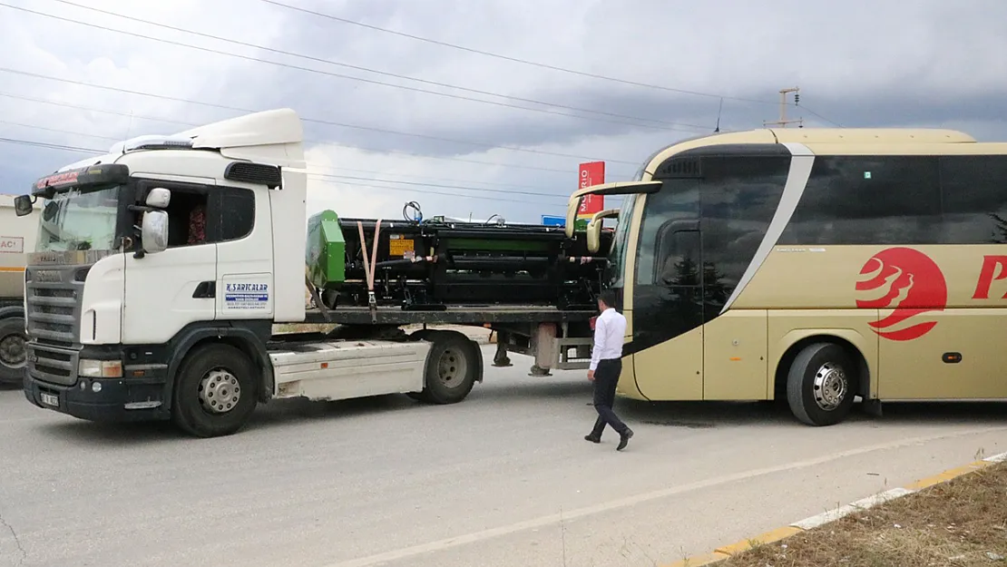 Tırla Yolcu Otobüsün Çarpıştığı Kaza Ucuz Atlatıldı