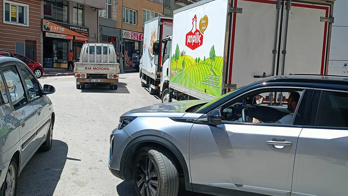 Toptancıların Gelişi Güzel Parkları Sürücüleri Çileden Çıkarıyor