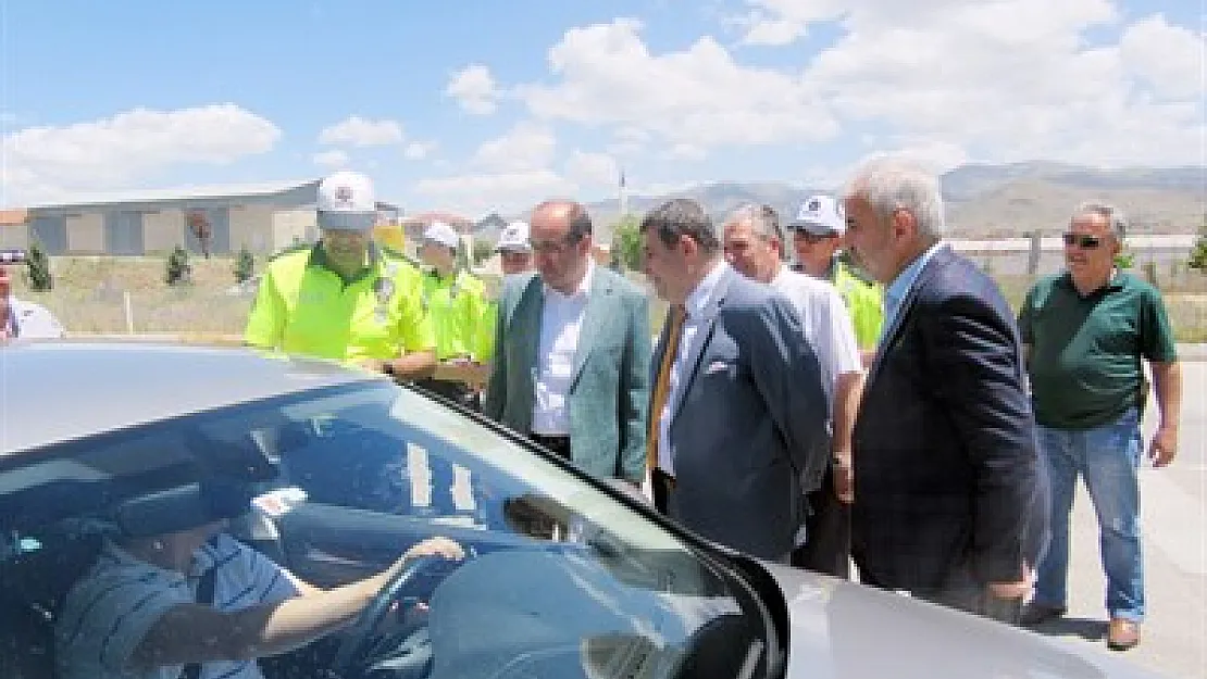 Trafik ekiplerinden sürücülere lokum ikramı