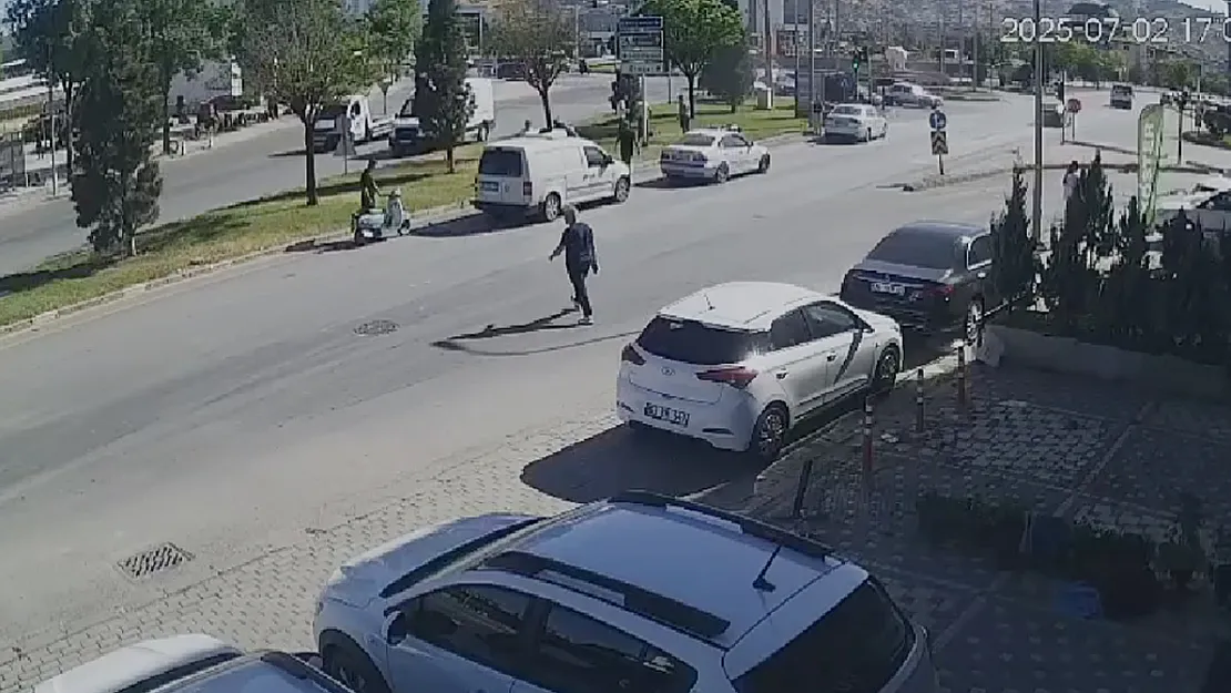Trafik Işığında Tehlikeli Hamle: Motosikletli Genç Ağır Yaralandı