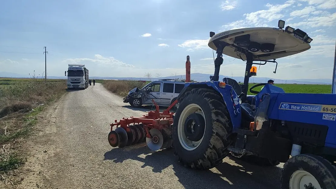 Traktör ile ticari araç çarpıştı: 3 yaralı