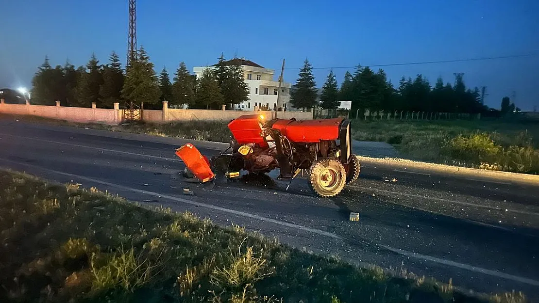 Traktörün 3 parçaya bölündüğü kazada 2 kişi yaralandı