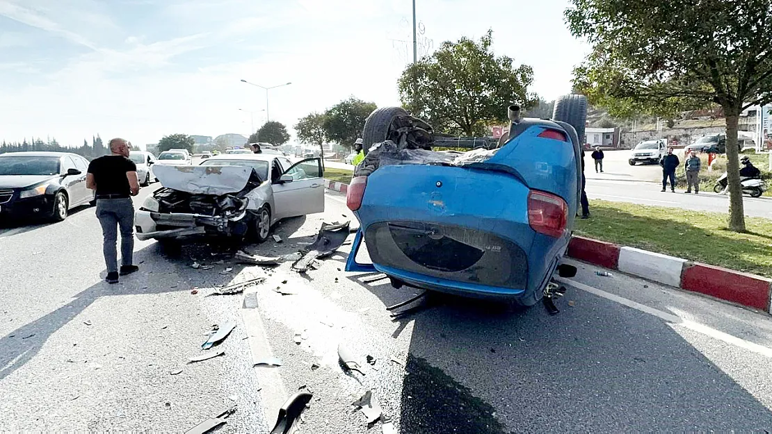 Traktörün Arka Römorkunun Çarptığı Araç Takla Atarken, 1 Kişi Yaralandı