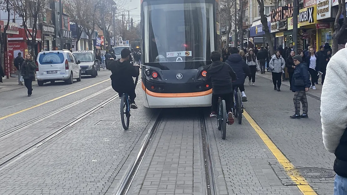 Tramvayın Arkasına Tutunan Bisikletli Çocuklar Canlarını Tehlikeye Attı