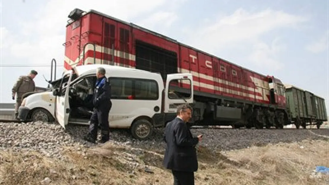 Tren otomobile çarptı: 1 ölü, 2 yaralı