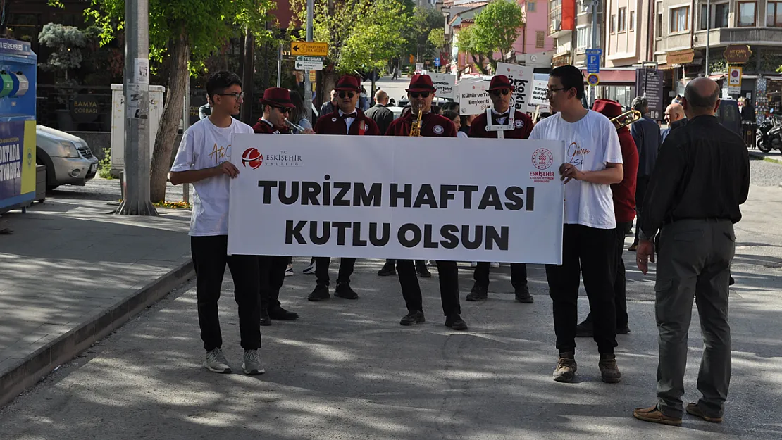 Turizm Haftası İçin Liseli Öğrencilerle Yürüyüş Düzenlendi