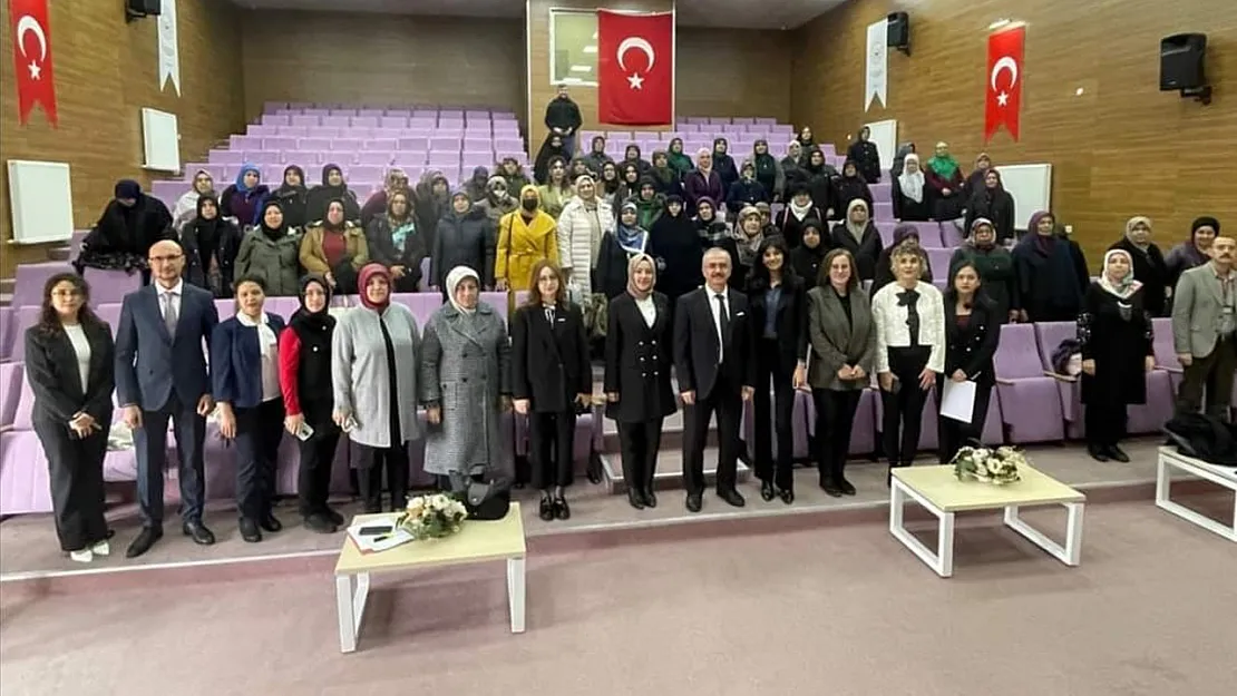 'Türkiye'de Kadın' Temalı Panel Düzenlendi