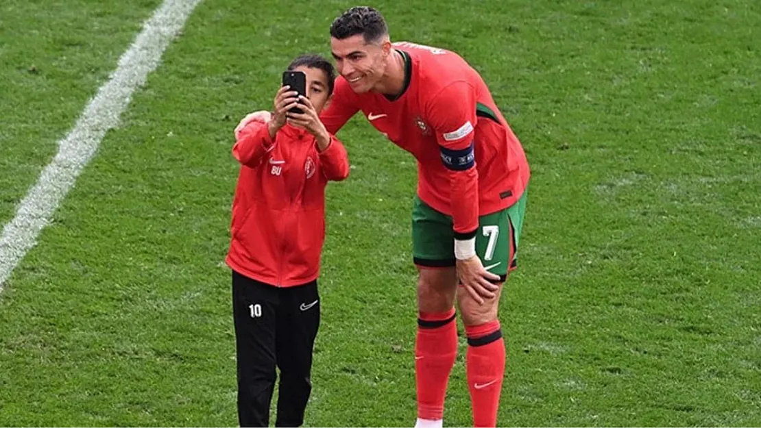 Türkiye-Portekiz Maçında Ronaldo İle Fotoğraf Çekinen Berat'a Görülmemiş Ceza!