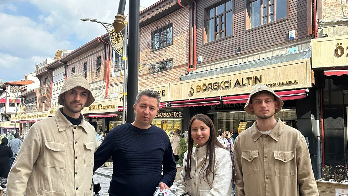 Ülkücüler, Çanakkale Şehitlerine İthafen Ekmek Ve Üzüm Dağıttı