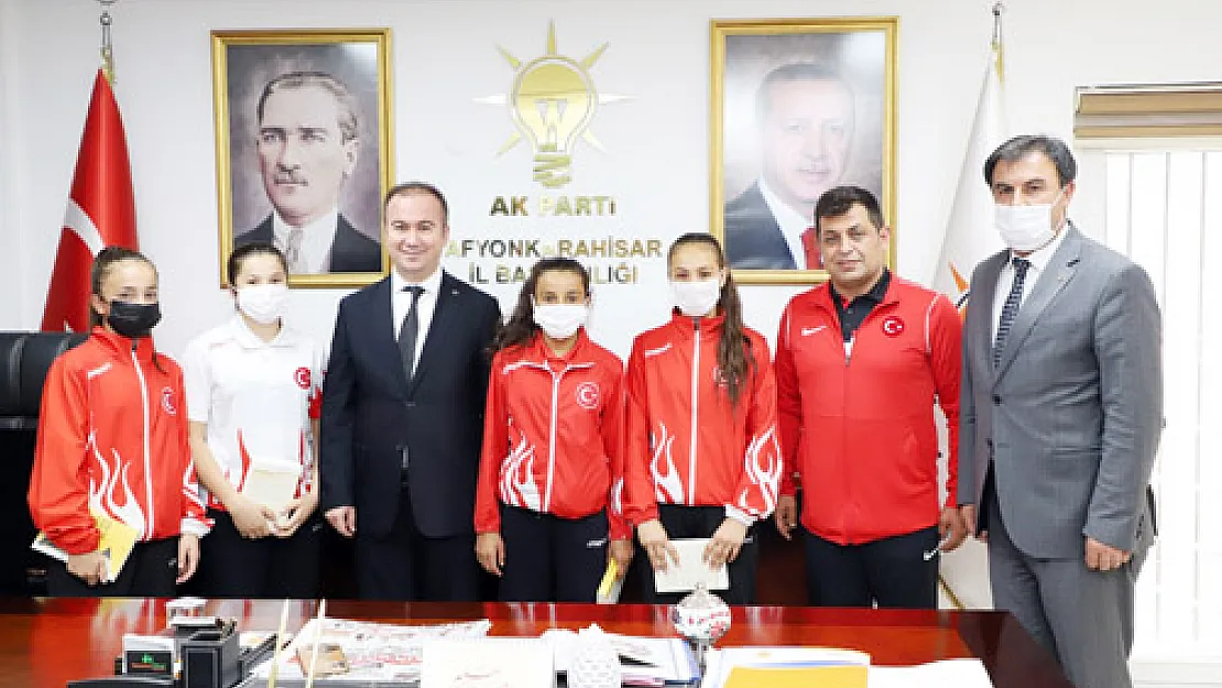Uluçay'dan Altın kızlara tebrik