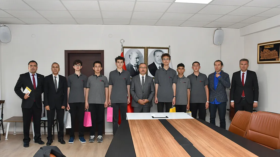 Uluslararası Robot Yarışması'nda Derece Alan öğrencilerden İl Milli Eğitim Müdürü Aydın'a Ziyaret