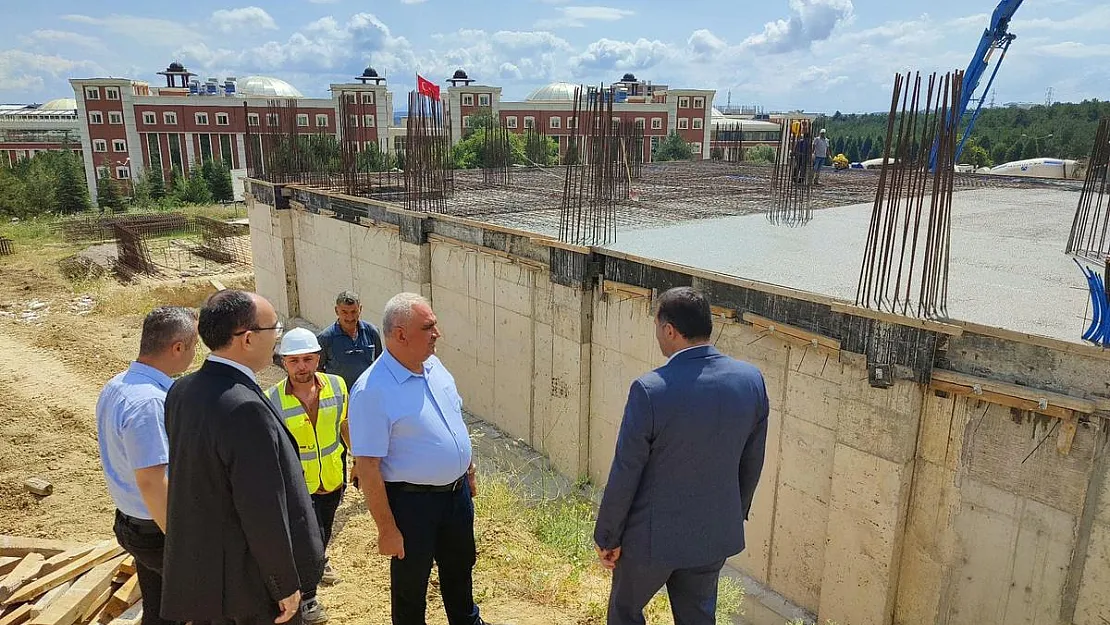 Üniversite Camii inşaatı hızla yükseliyor