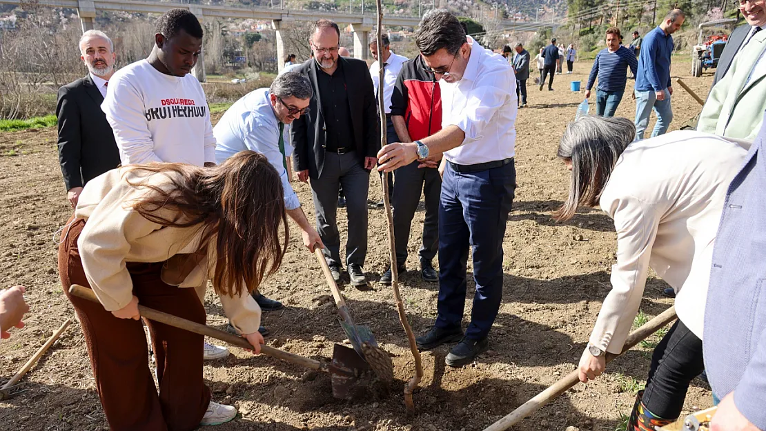 Üniversite Öğrencileriyle Birlikte Fidan Dikti