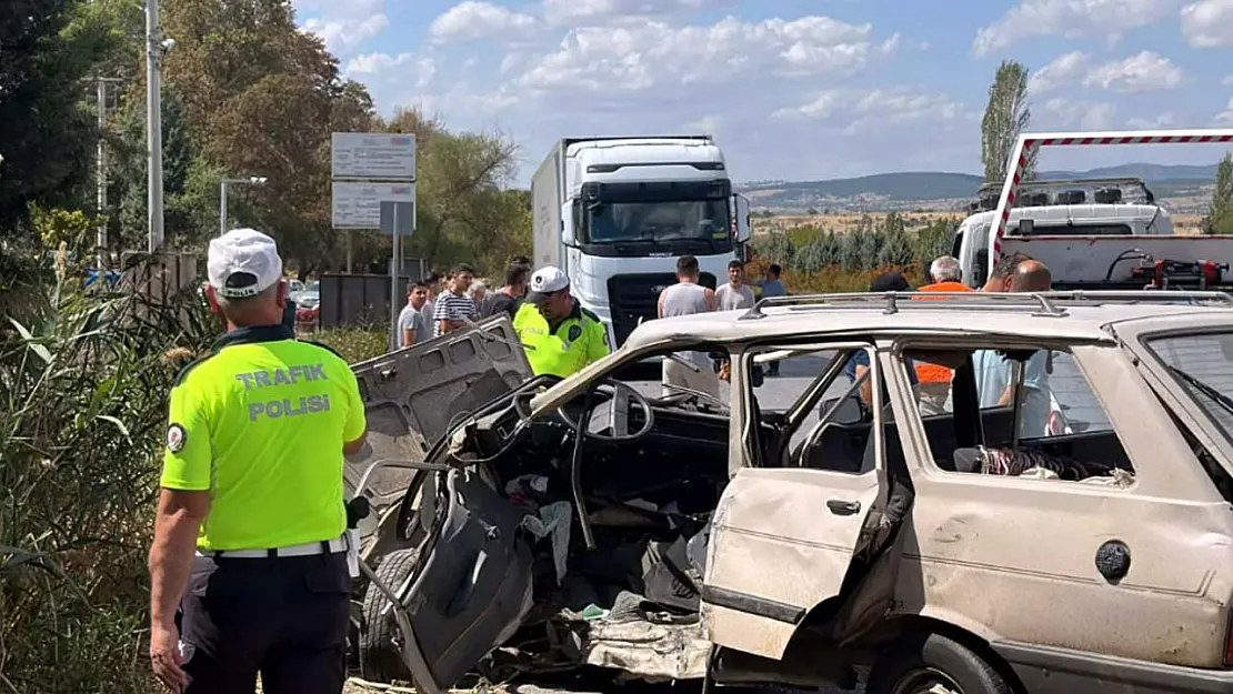 Uşak-Afyon Yolunda feci kaza: 1 ölü, 4 yaralı