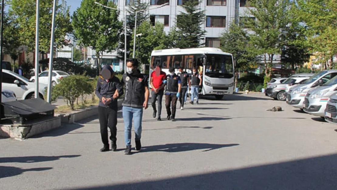 Uyuşturucu zanlıları mahkemeye çıkarıldı