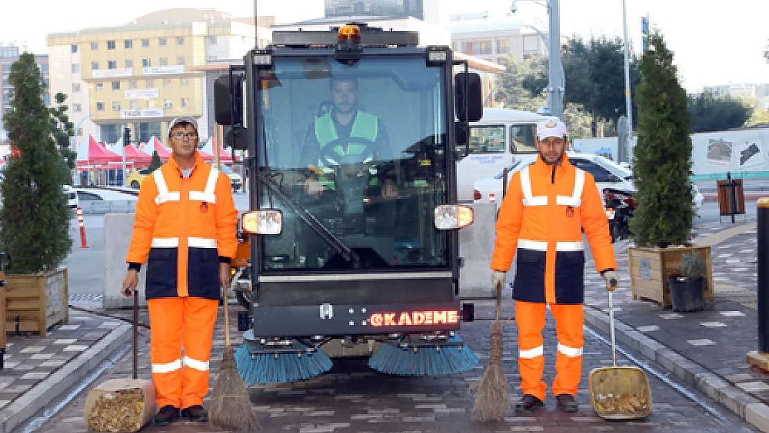 Vakumlu süpürge aracı Uzun Çarşı'da iş başı yaptı