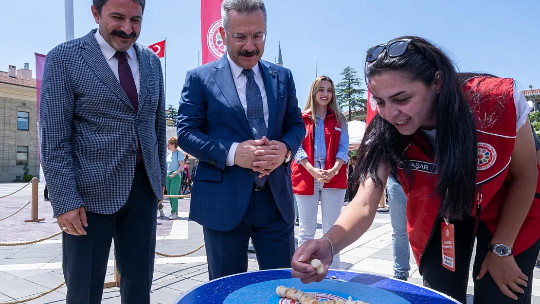 Vali Aksoy, 'Geleneksel Oyunlar Tırı'nı Ziyaret Etti