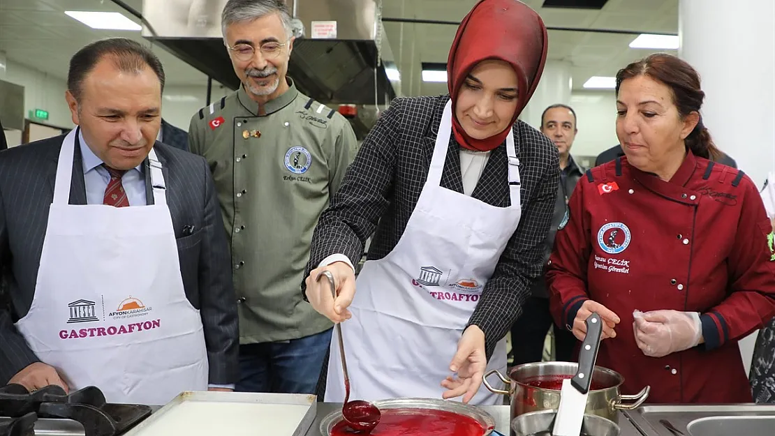 Vali aşçı önlüğünü giyinip ocağın başına geçti