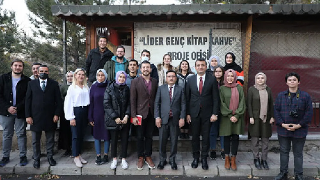 Vali Çiçek, gençlerle tecrübelerini paylaştı