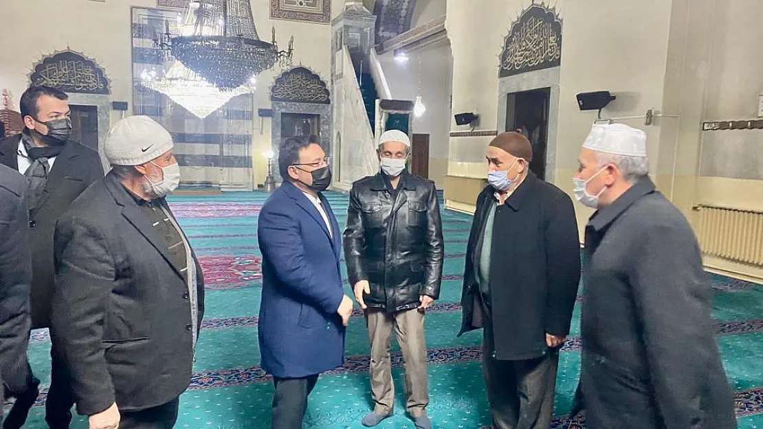 Vali Çiçek ve yardımcılarının bugünkü mesaisi İmaret Camii’nde sabah namazıyla birlikte başladı