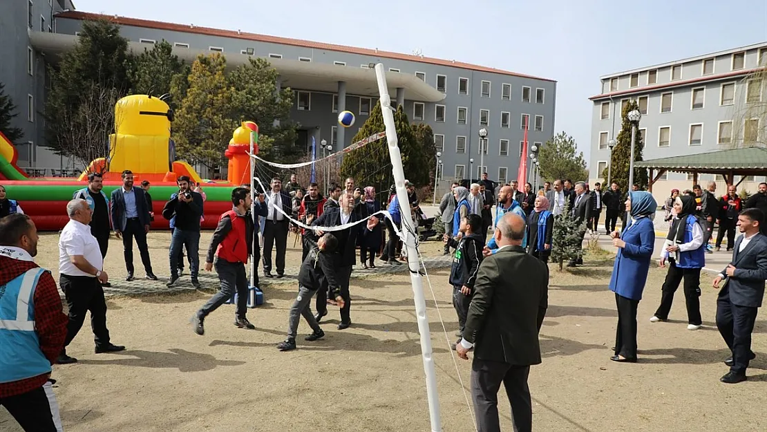 Vali depremzede çocuklarla voleybol oynadı