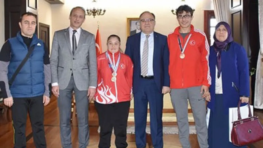 Vali özel sporcuları onurlandırdı – Kocatepe Gazetesi