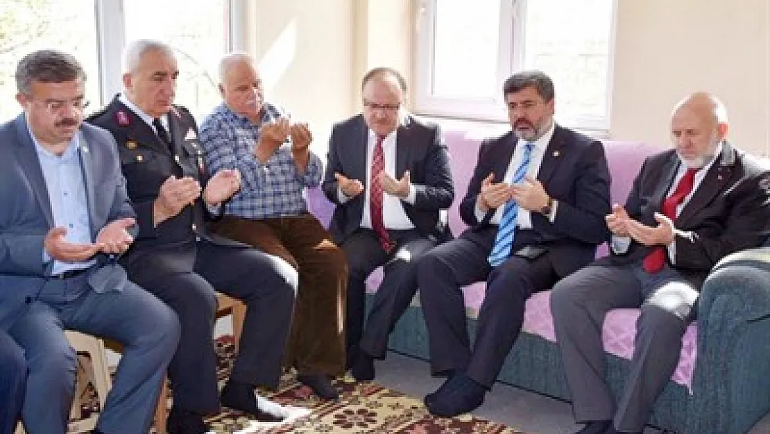 Vali şehit ailelerini ziyaret etti