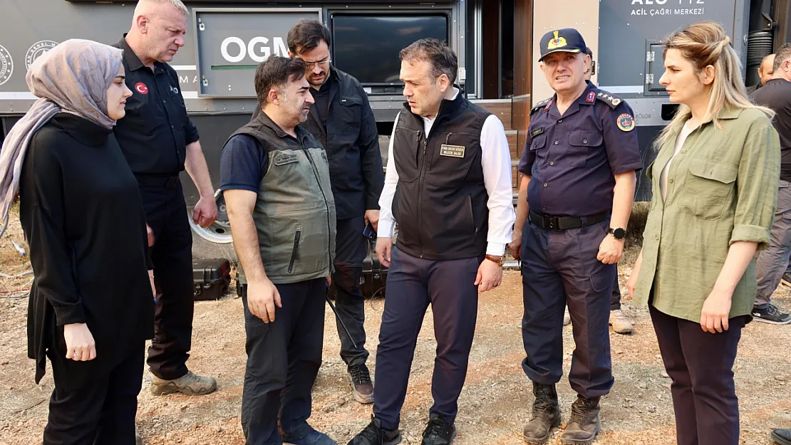 Vali Sözer, 2 Bin Hektar Alanda Yangının Devam Ettiğini Açıkladı