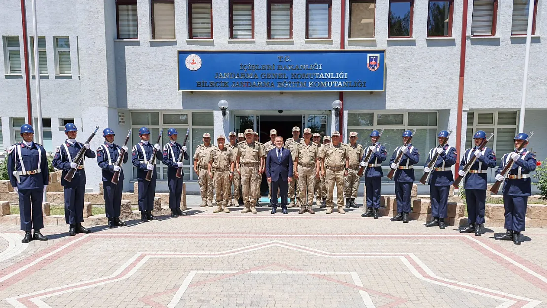 Vali Sözer Mehmetçiklerle Aynı Sofrada Buluştu