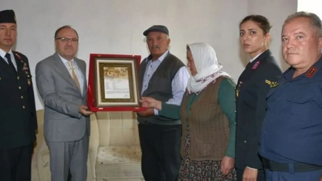 Vali Tutulmaz 'şehadet belgesi'ni takdim etti