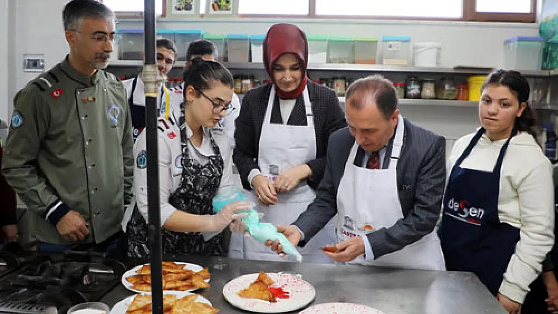 Vali Yiğitbaşı aşçı önlüğünü  giyip ocağın başına geçti