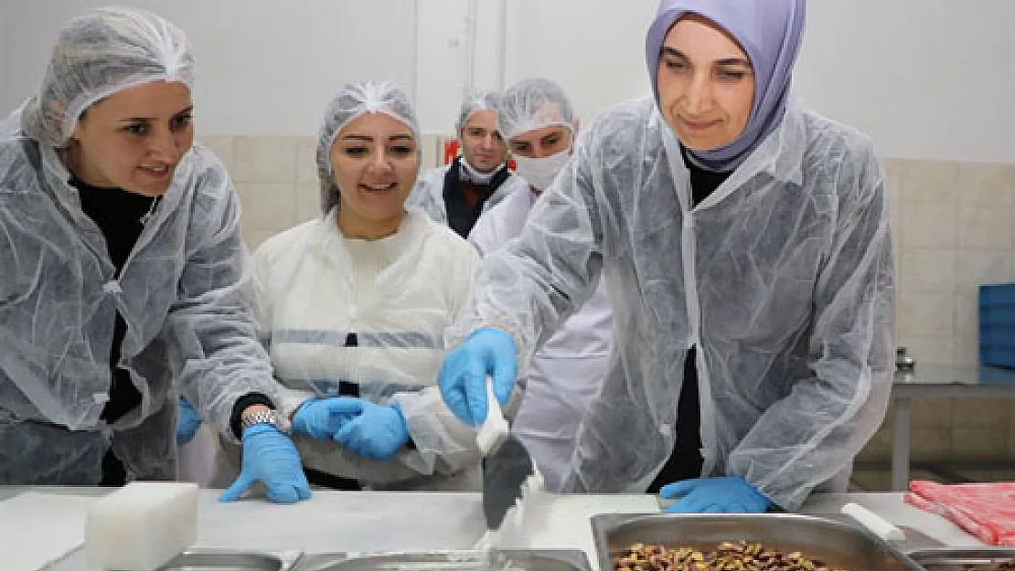 Vali Yiğitbaşı, lokum sardı, pişmaniye yaptı