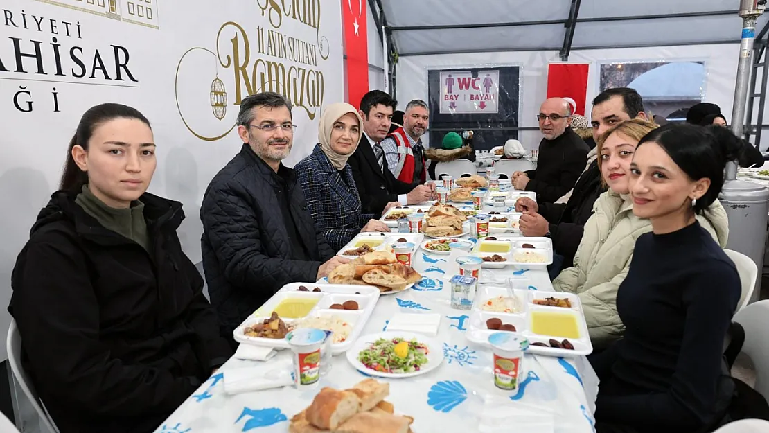 Vali Yiğitbaşı, Vatandaşlarla İftar Sofrasında Buluştu