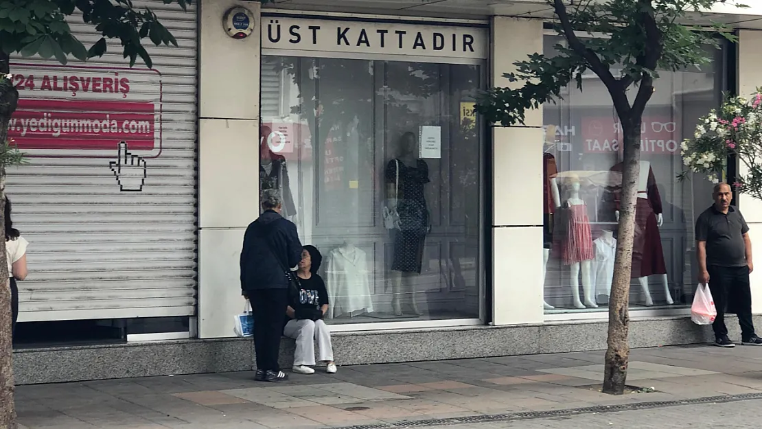 Vatandaşlar Yağmurdan Kaçmak İçin Saçakların Altına Sığındı