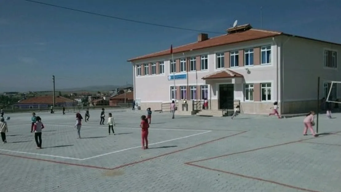 Velilerden okul bahçesinde başlayan inşaata tepki