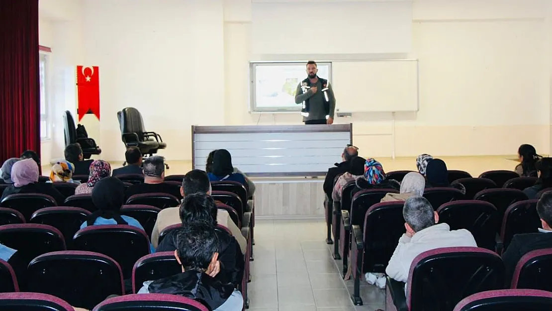 Velilere Narkotik Polislerince Seminer Verildi