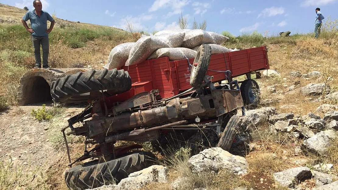 Virajı alamayan traktör devrildi, 1 yaralı