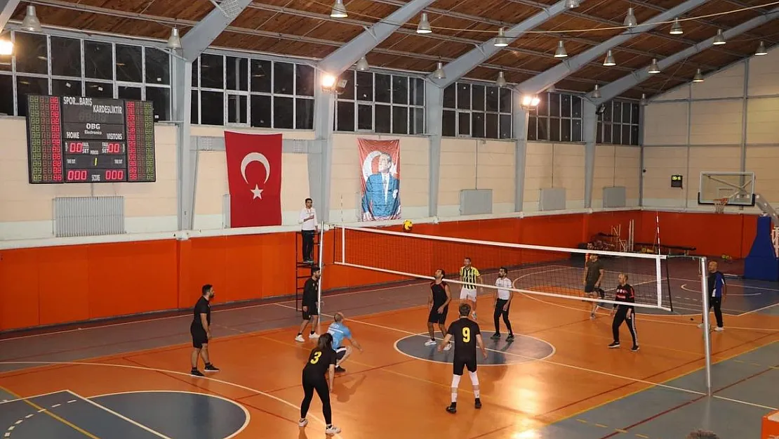 Voleybol turnuvası heyecan dolu maçlar ile devam ediyor