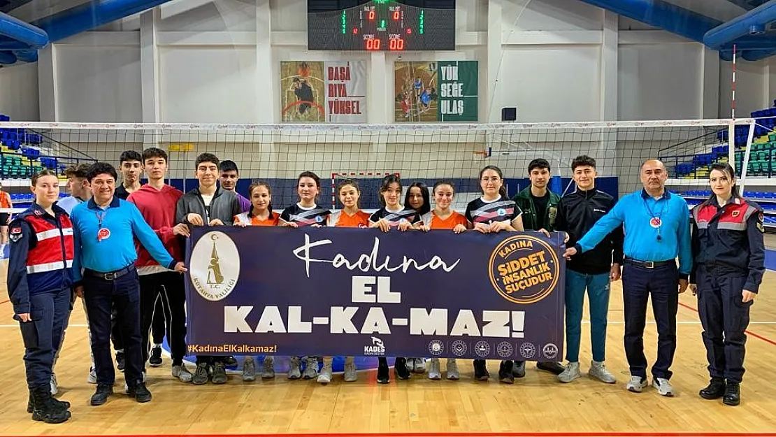 Voleybol turnuvasında 'Kadına el kalkmaz” pankartı açıldı