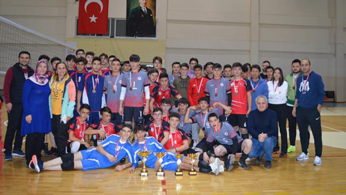 Voleybol'da şampiyon Cumhuriyet Anadolu Lisesi