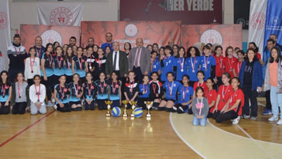 Voleybol’un küçük kızları şampiyonluk kutladı