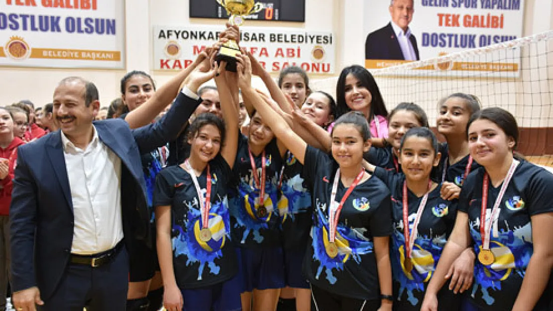 Voleybolun yıldızı Dinar SPK YİBO