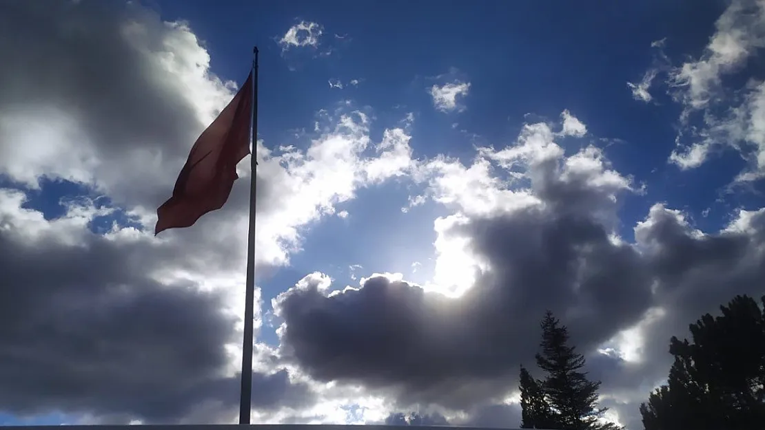 Yağmur Sonrası Gökyüzünde Oluşan Türkiye Silüeti Fotoğraflandı