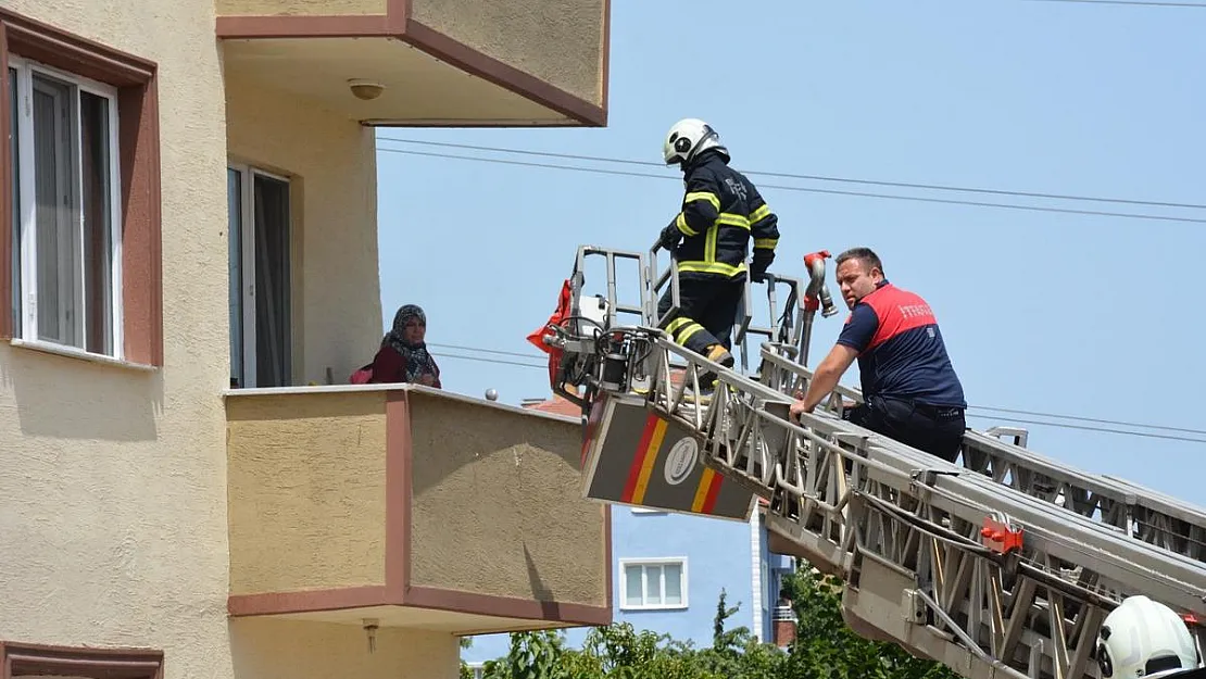 Yanan binada mahsur kalan 1'i bebek 3 kişi son anda kurtarıldı